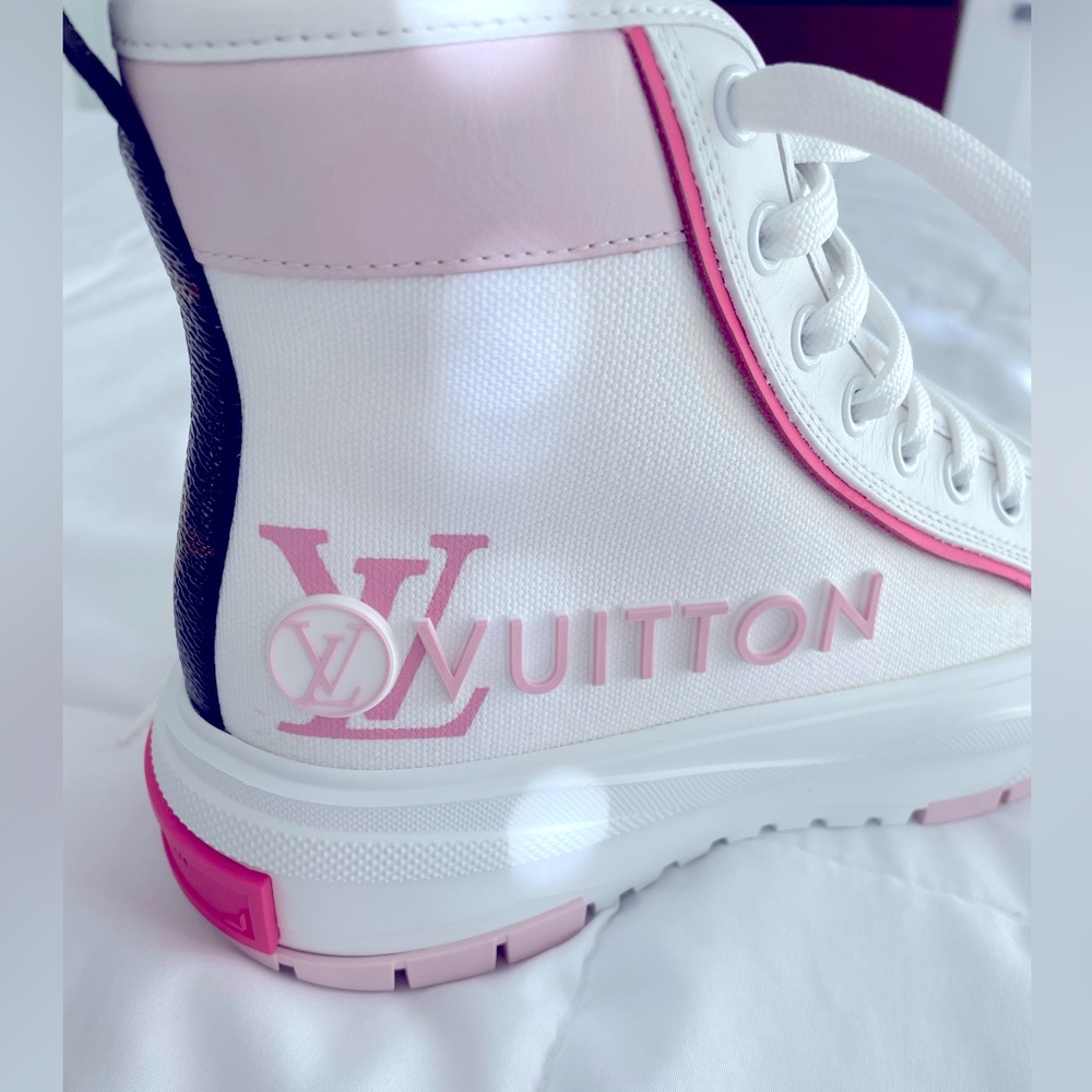 NWT- Louis Vuitton Squad Sneaker Boot size 36.